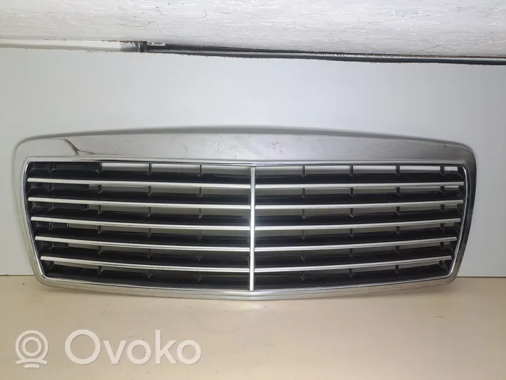 Mercedes-Benz E W210 Atrapa chłodnicy / Grill 2108880123