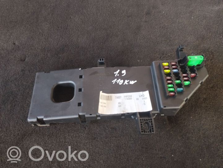 Opel Vectra C Module de fusibles 13181984