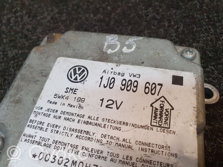 Volkswagen PASSAT B5 Module de contrôle airbag 1J0909607