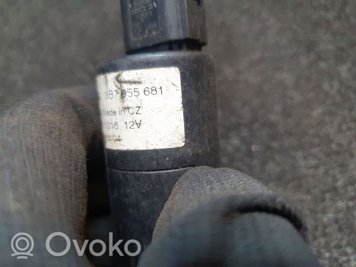 Volkswagen Golf V Žibintų apiplovimo skysčio siurbliukas 3B7955681