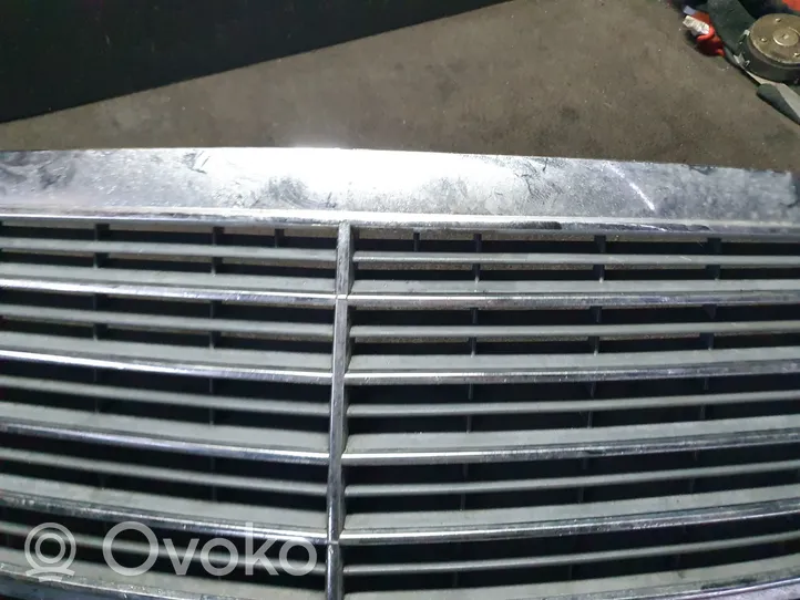 Mercedes-Benz E W211 Maskownica / Grill / Atrapa górna chłodnicy A2118800283