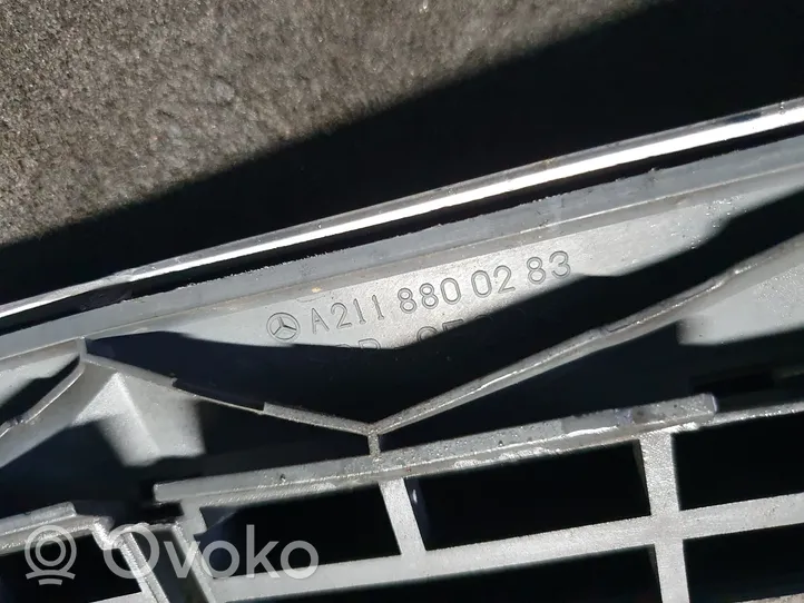 Mercedes-Benz E W211 Etupuskurin ylempi jäähdytinsäleikkö A2118800283