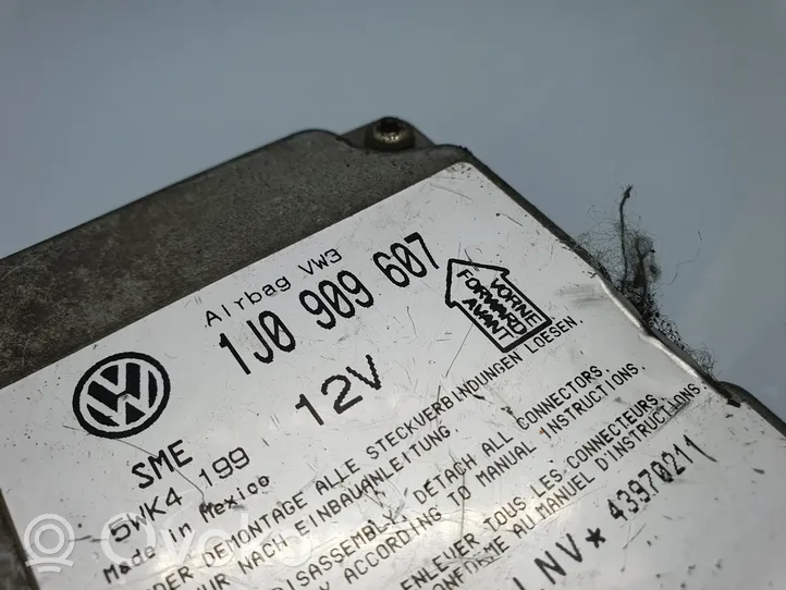 Volkswagen PASSAT B5 Airbagsteuergerät 1J0909607