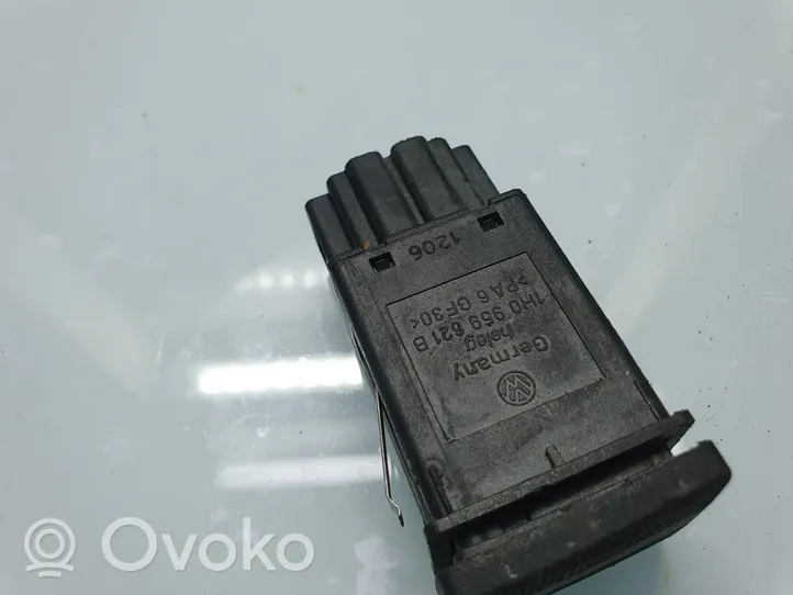 Volkswagen Golf III Windscreen/window heater switch 1H0959621B