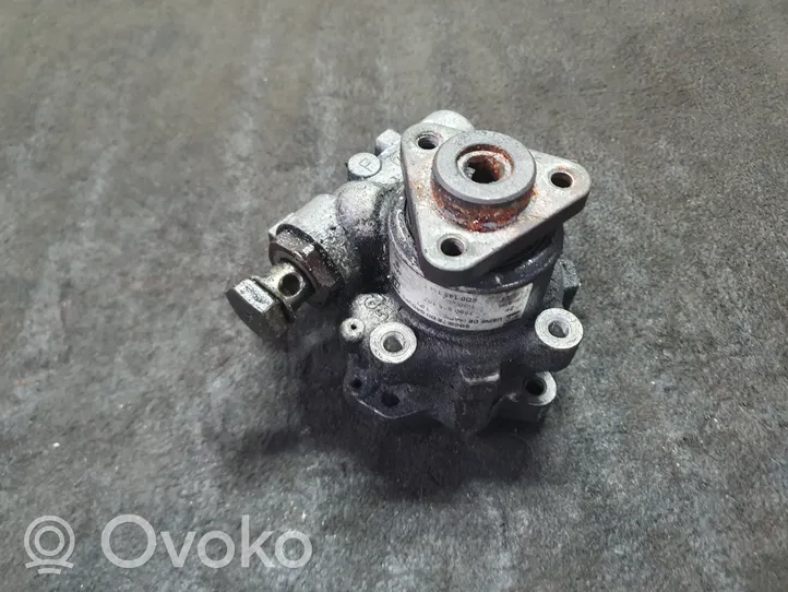 Audi A4 S4 B6 8E 8H Ohjaustehostimen pumppu 8D0145156T