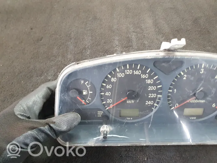 Toyota Avensis T220 Compteur de vitesse tableau de bord 88458014