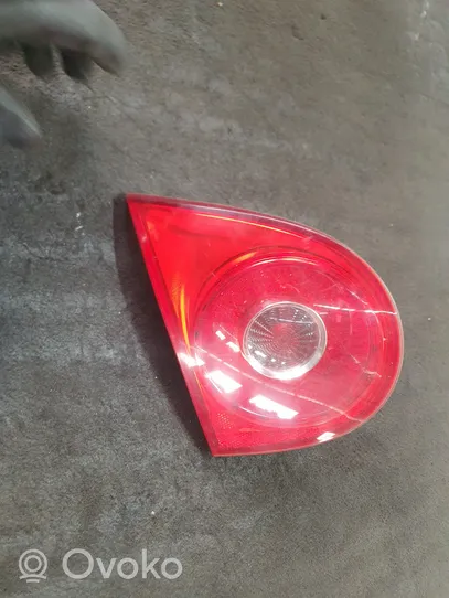 Volkswagen Golf V Lampy tylnej klapy bagażnika 1K6945093G