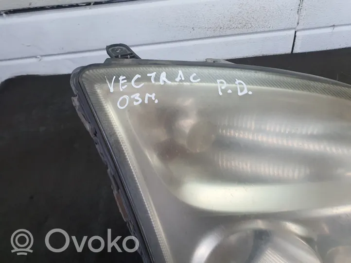 Opel Vectra C Lampa przednia 15588800