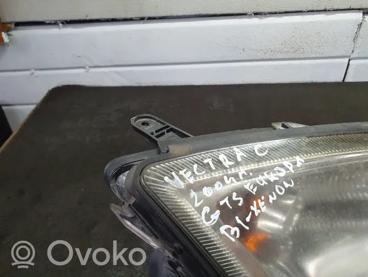 Opel Vectra C Lampa przednia 15588800