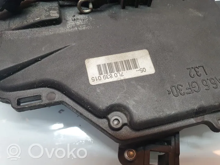 Volkswagen Touran I Rear door lock 7L0839015