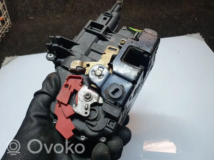 Volkswagen Touran I Rear door lock 7L0839015