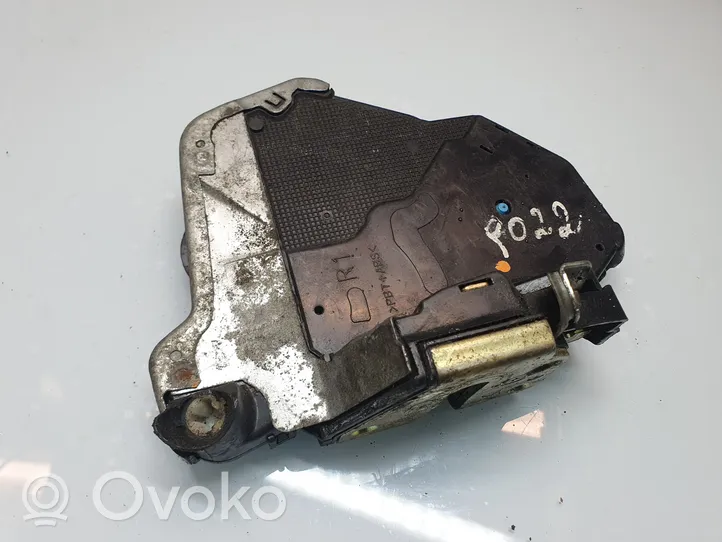 Toyota Avensis T250 Front door lock 4J0704