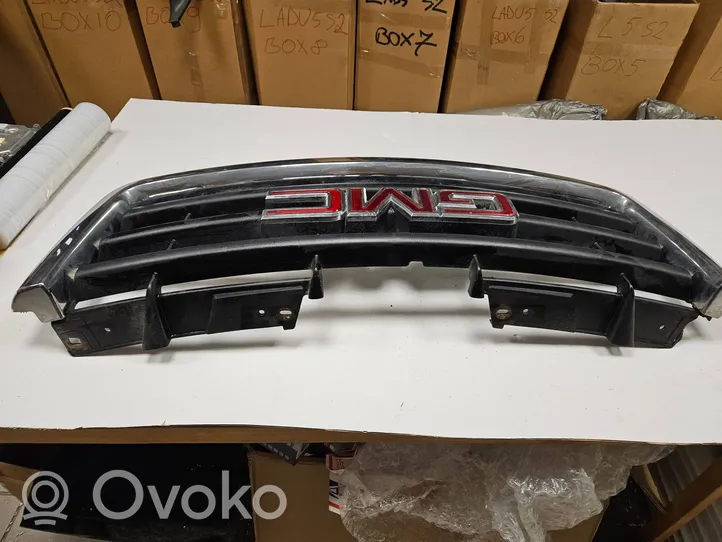 GMC Sierra 1000 Front bumper upper radiator grill 15201485