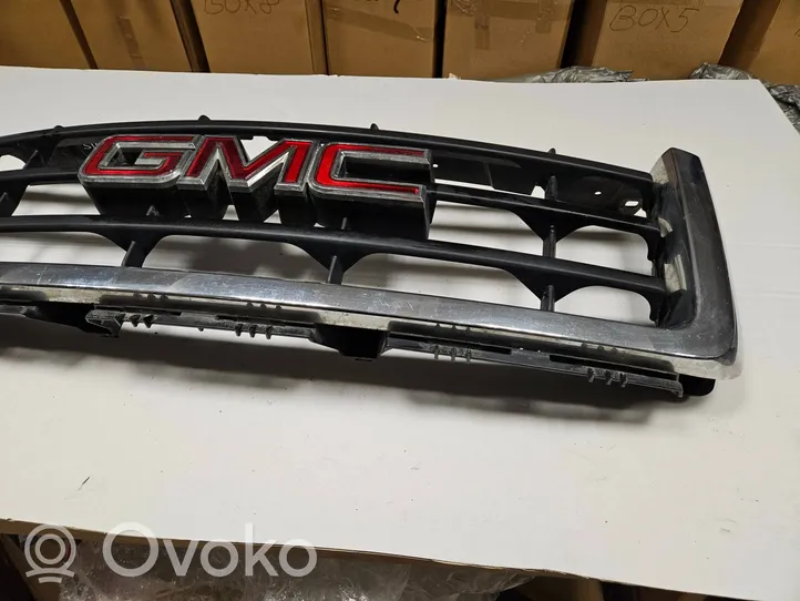 GMC Sierra 1000 Front bumper upper radiator grill 15201485