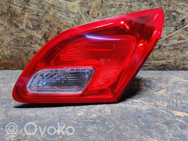 Opel Astra J Lampy tylnej klapy bagażnika 13358076