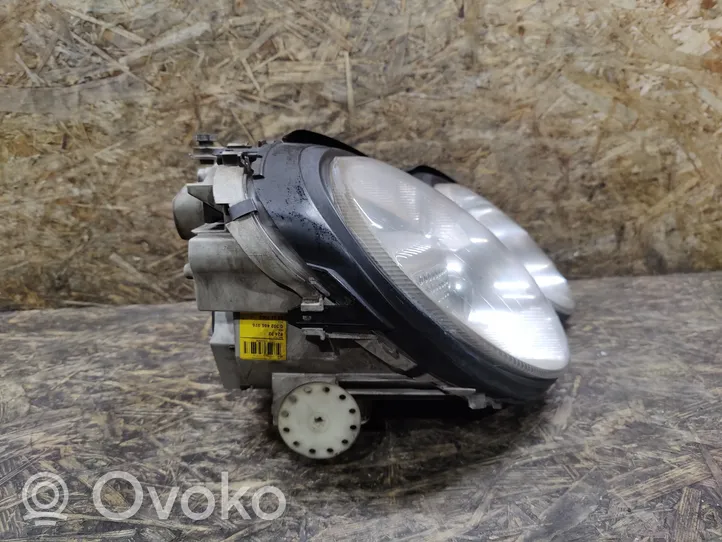 Mercedes-Benz SL AMG R230 Lampa przednia A2308207661