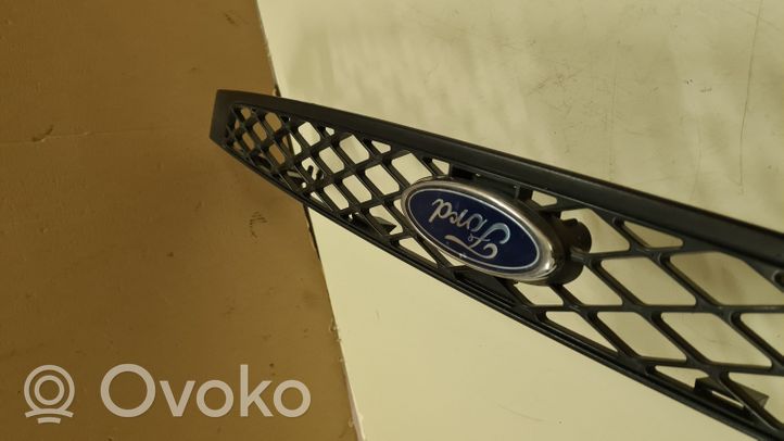 Ford Focus Grille calandre supérieure de pare-chocs avant 2M518200