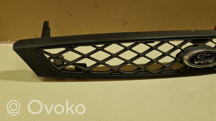 Ford Focus Grille calandre supérieure de pare-chocs avant 2M518200