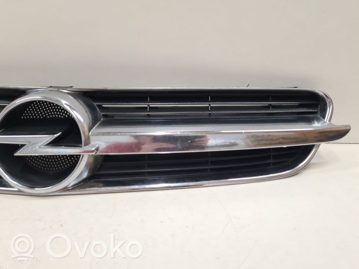 Opel Vectra C Grotelės viršutinės 464192822