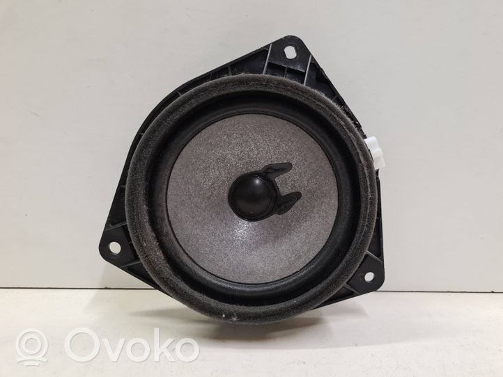 Toyota Corolla Verso E121 Enceinte de porte arrière 861600F030