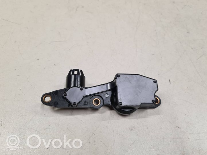 BMW 7 E65 E66 Kita variklio galvutės detalė 751378301