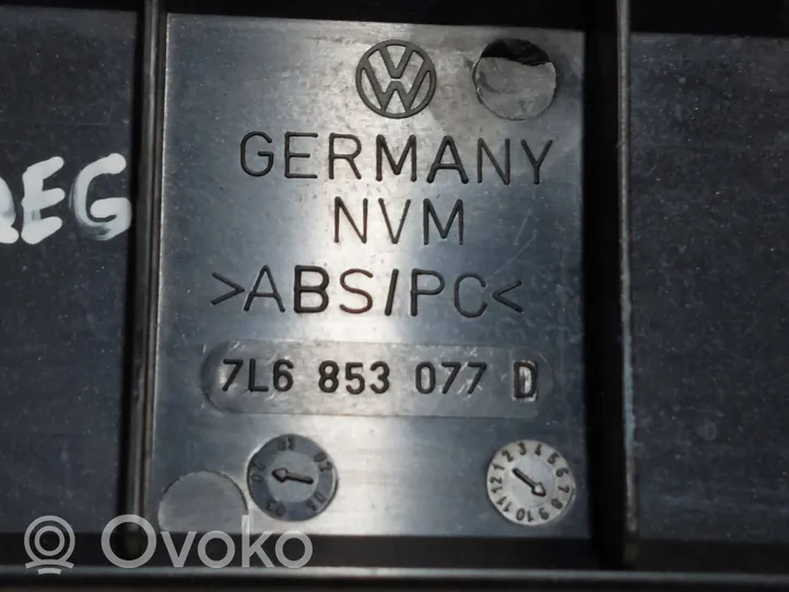 Volkswagen Touareg I Poignée inférieure de porte avant 7L6837113
