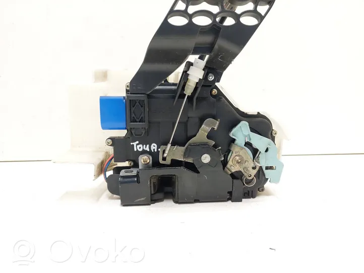 Volkswagen Touareg I Front door lock 7L0837090