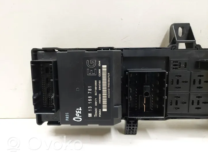 Opel Vectra C Fuse module 13168781