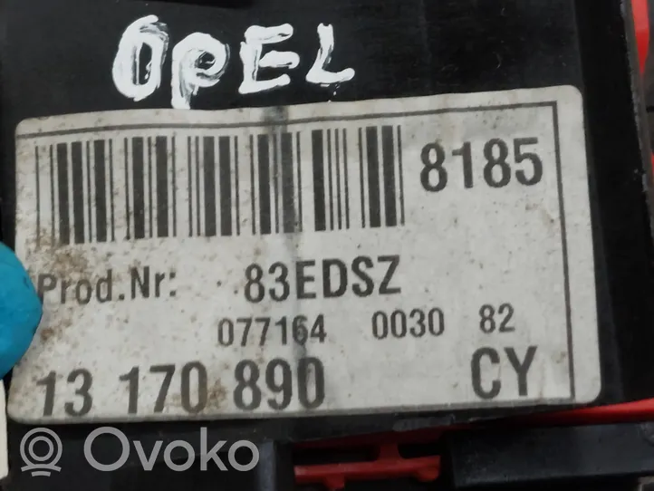 Opel Vectra C Saugiklių blokas 13170890