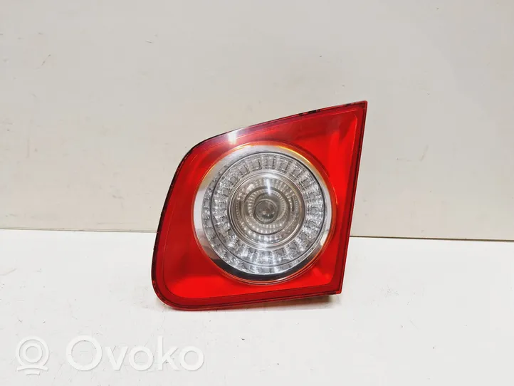 Volkswagen Jetta V Lampy tylnej klapy bagażnika 1K5945094