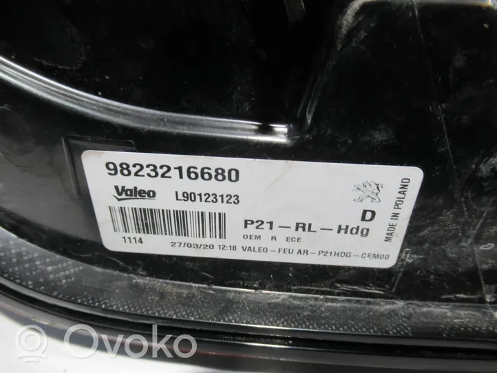 Peugeot 208 Lampa tylna 9823216680