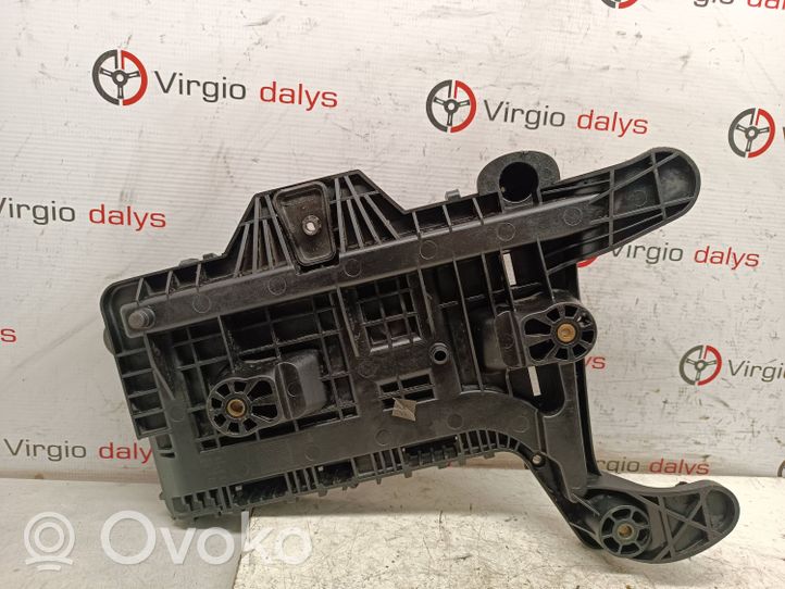 Volkswagen Tiguan Battery box tray 1K0915333