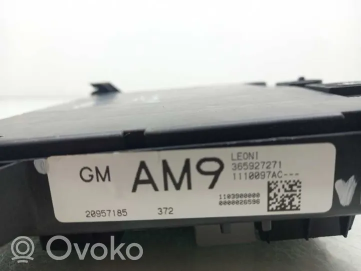 Opel Zafira B Module de fusibles 20957185