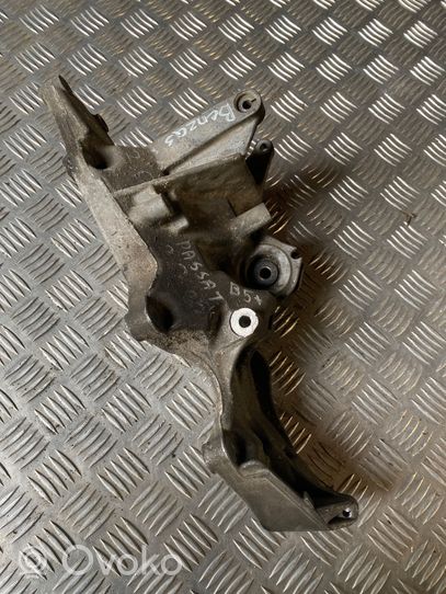 Volkswagen PASSAT B5.5 Staffa di montaggio del compressore dell’A/C 06B903143K