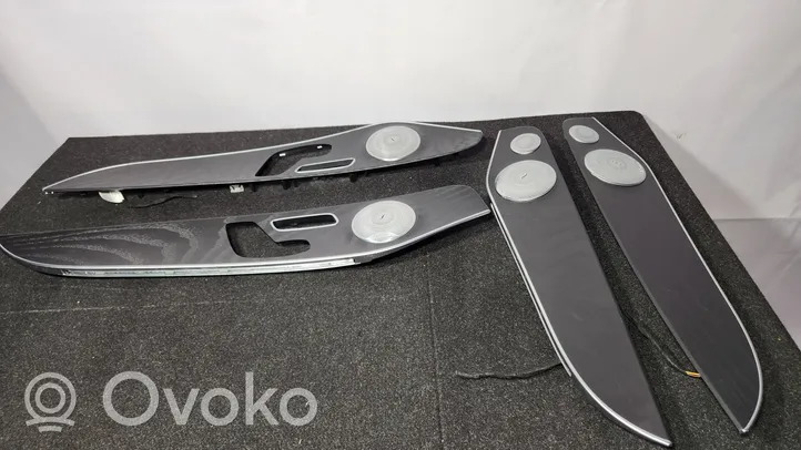 Mercedes-Benz C AMG W205 Set di rivestimento del pannello della portiera A2057307922