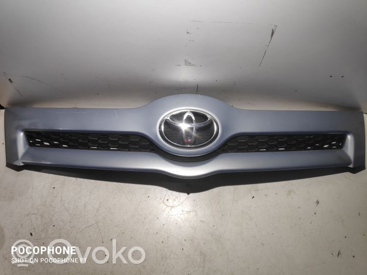 Toyota Corolla Verso E121 Grotelės viršutinės 531110F010