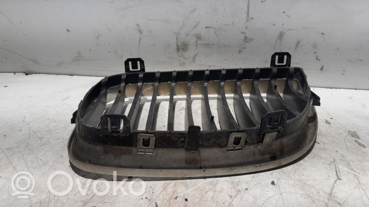 BMW 1 E82 E88 Maskownica / Grill / Atrapa górna chłodnicy 71286189