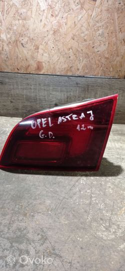 Opel Astra J Lampy tylnej klapy bagażnika 13282247