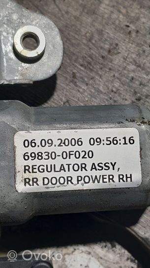 Toyota Corolla Verso E121 Ręczny podnośnik szyby drzwi tylnych 698300F020