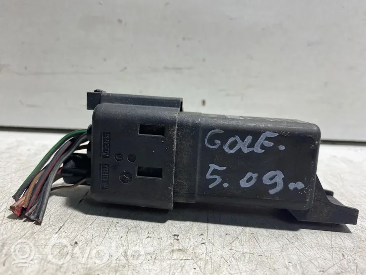 Volkswagen Golf V Glow plug pre-heat relay 038907281D