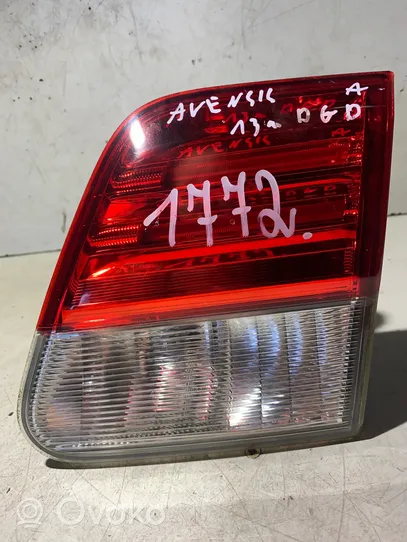 Toyota Avensis T270 Lampy tylnej klapy bagażnika R1Y02