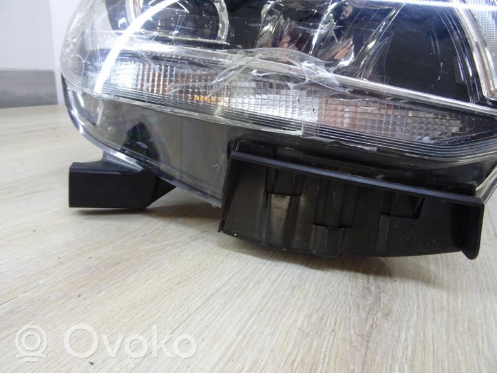 Mercedes-Benz W470 Lampa przednia A4709060900