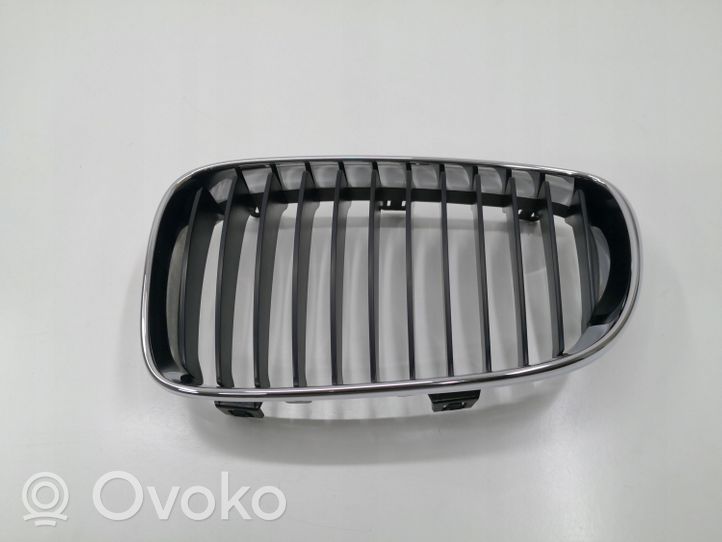 BMW 1 E82 E88 Grille calandre supérieure de pare-chocs avant 51137197655