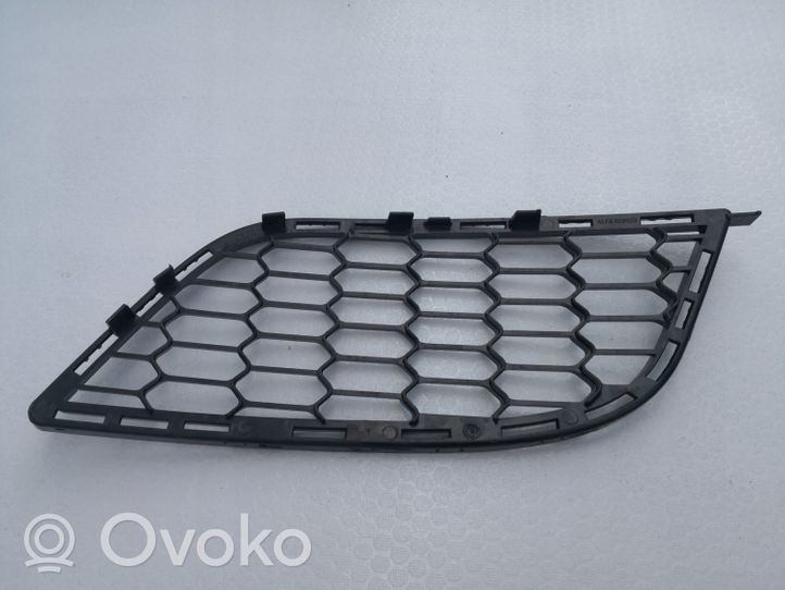 Alfa Romeo Giulietta Grille inférieure de pare-chocs avant 156085891