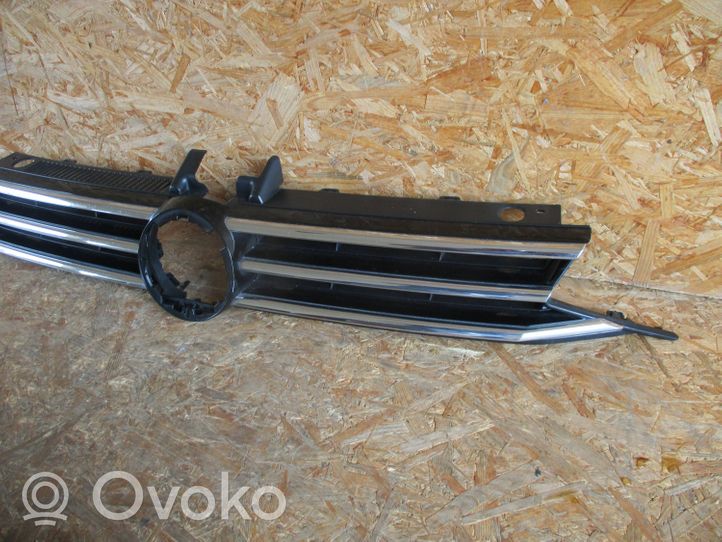 Volkswagen Touran III Grille calandre supérieure de pare-chocs avant 5TA853653B