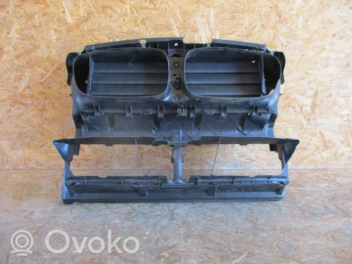 BMW 5 F10 F11 Jäähdyttimen kehyksen suojapaneelin kiinnike 227931-15