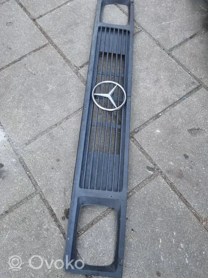 Mercedes-Benz 207 310 Priekšējais režģis 