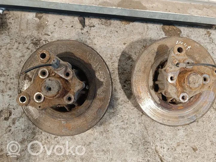 Opel Vivaro Rear wheel hub spindle/knuckle 