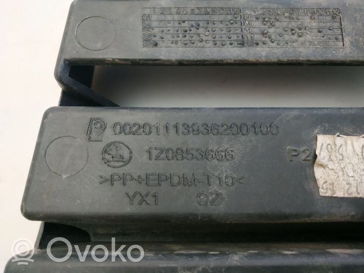 Skoda Octavia Mk2 (1Z) Etupuskurin alempi jäähdytinsäleikkö 1Z0853666