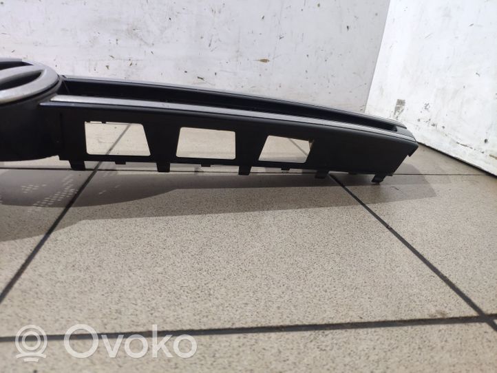 Volkswagen Touareg II Maskownica / Grill / Atrapa górna chłodnicy 7P6853651A